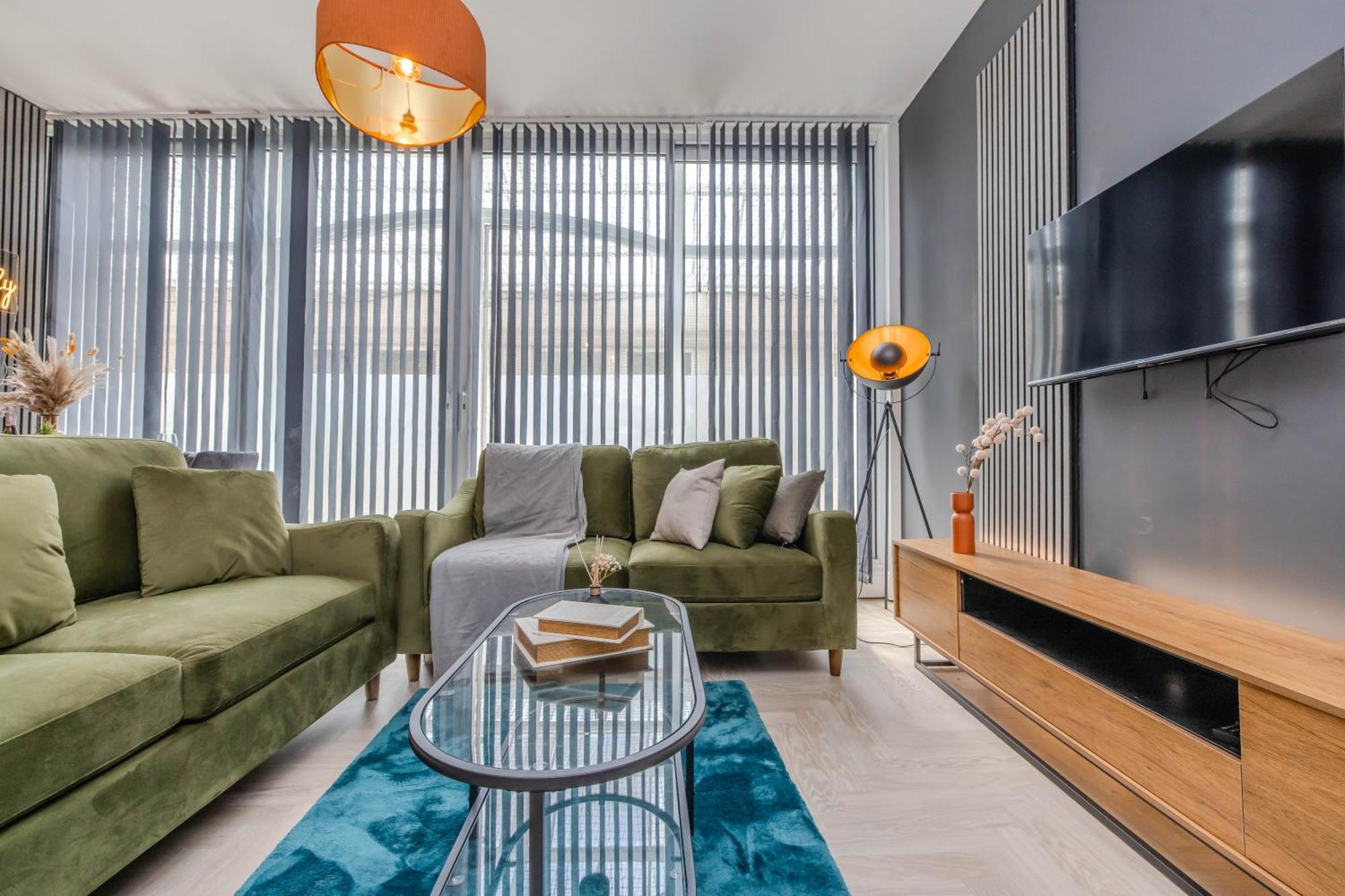 Apartment Stylish 3 Bedroom Next To And Shopping Center *