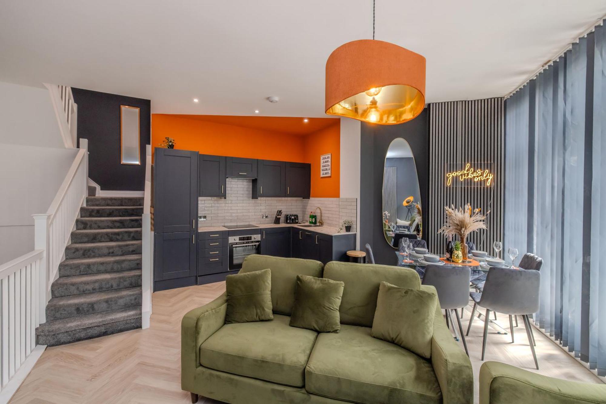 Stylish 3 Bedroom Next To And Shopping Center Apartment Brighton