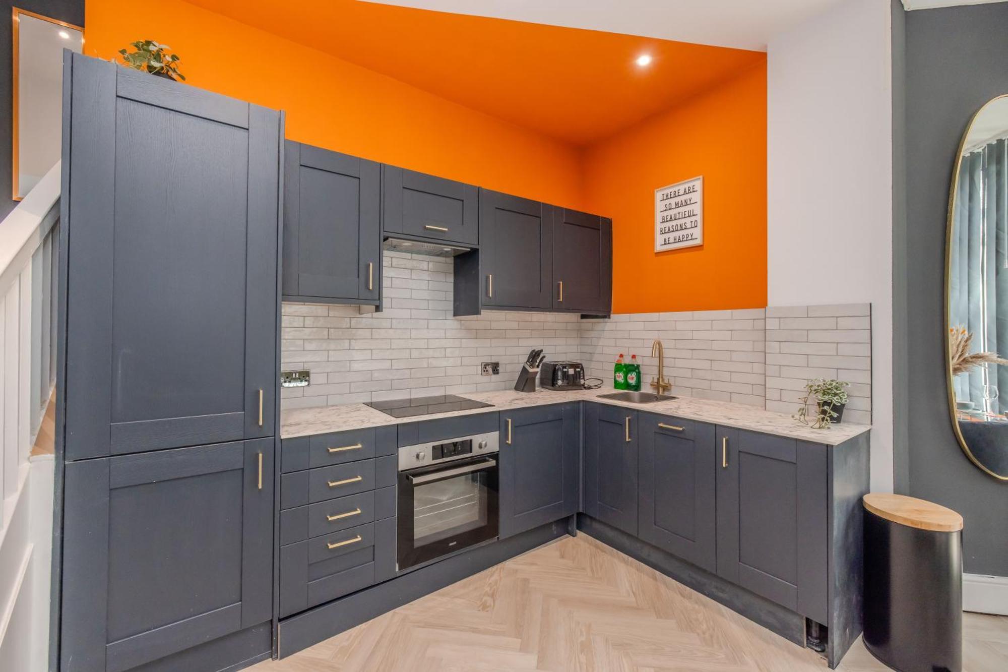 Stylish 3 Bedroom Next To And Shopping Center Apartment *