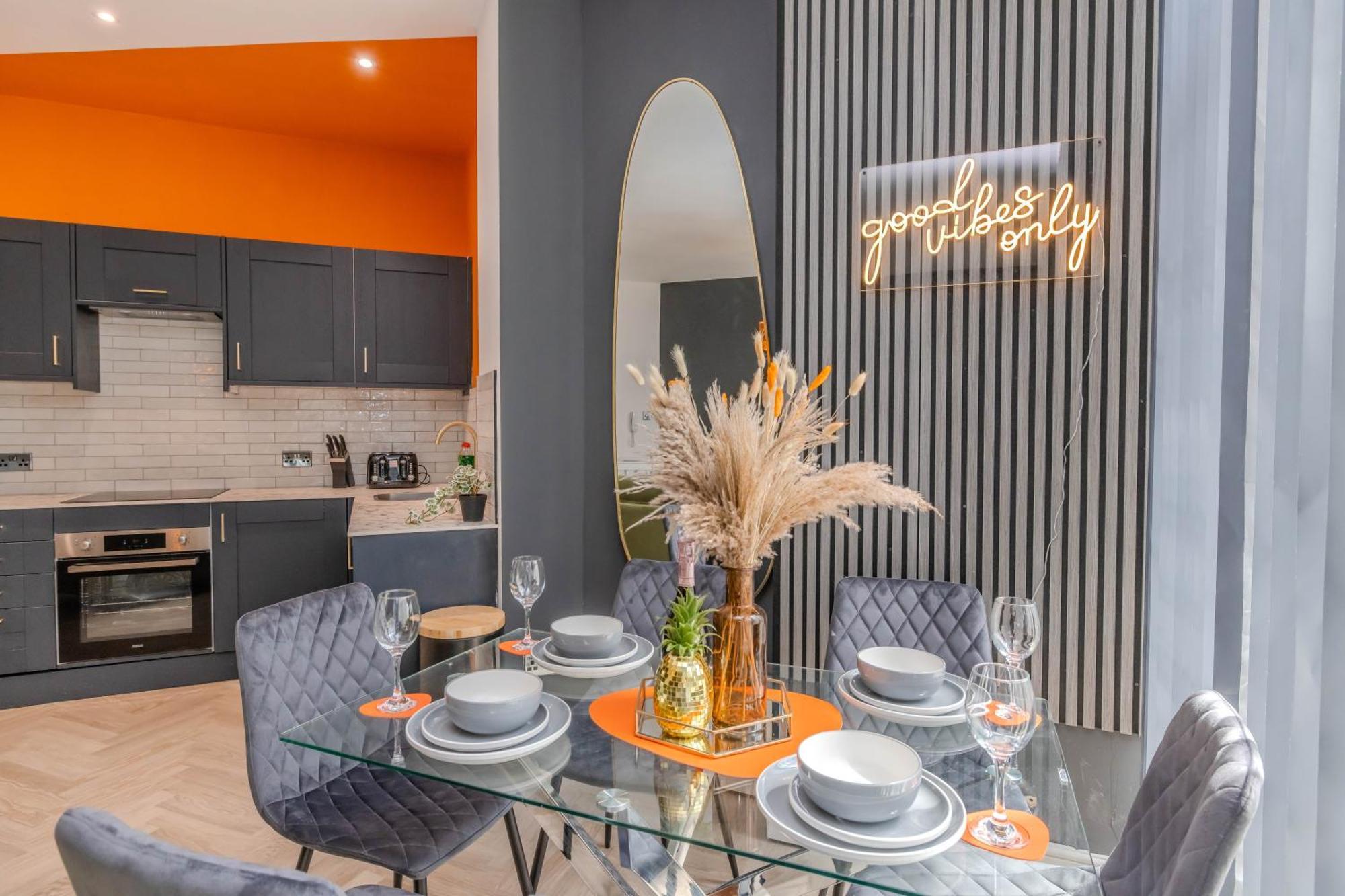 Apartment Stylish 3 Bedroom Next To And Shopping Center *