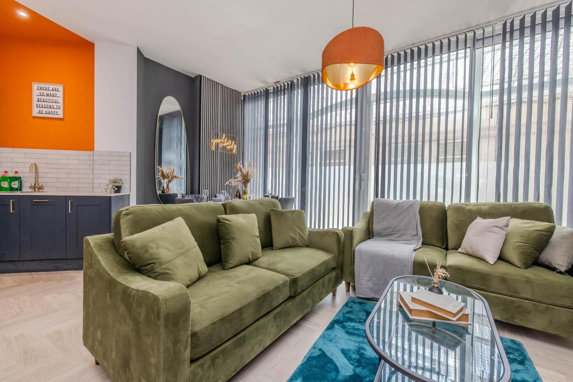 Stylish 3 Bedroom Next To And Shopping Center Apartment Brighton
