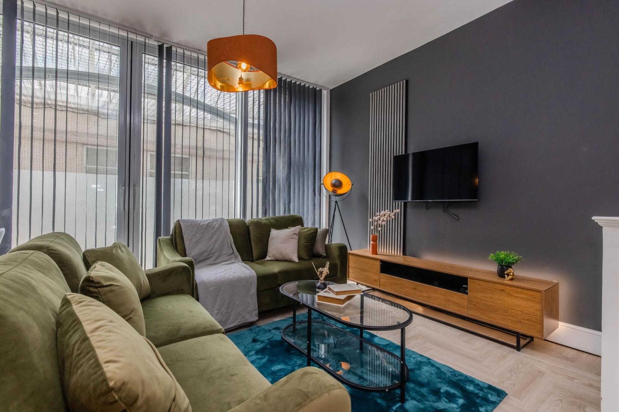 Apartment Stylish 3 Bedroom Next To And Shopping Center Brighton