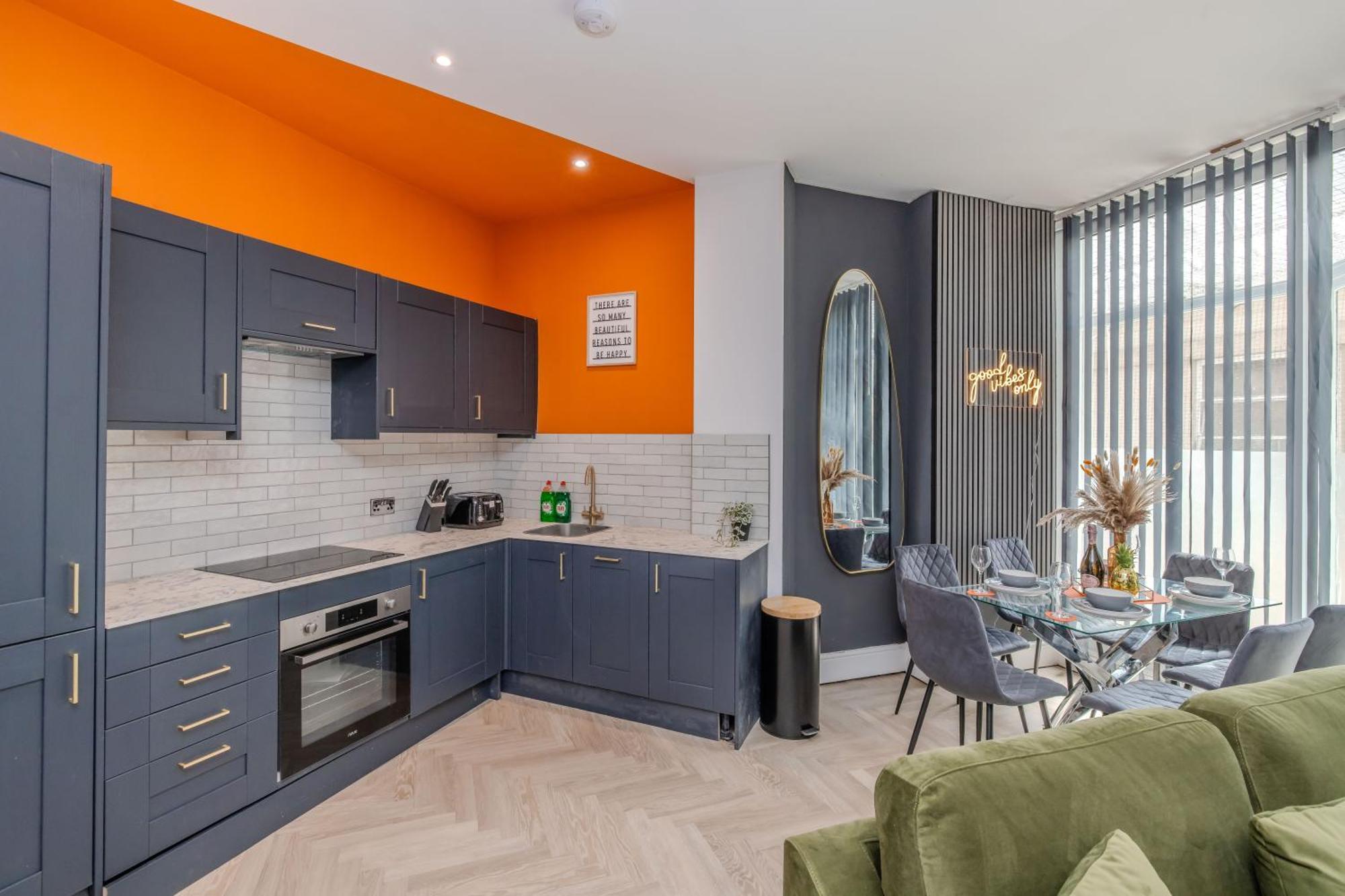 Stylish 3 Bedroom Next To And Shopping Center Brighton