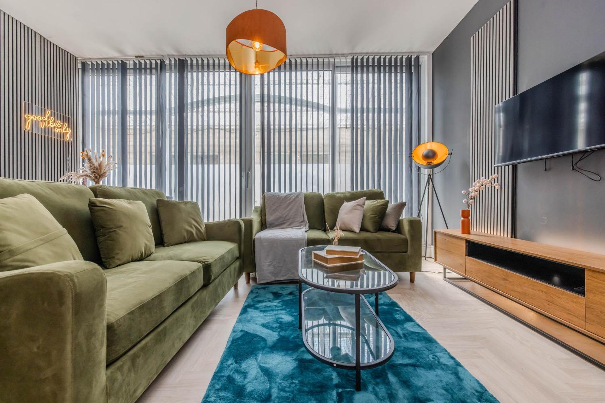 Stylish 3 Bedroom Next To And Shopping Center