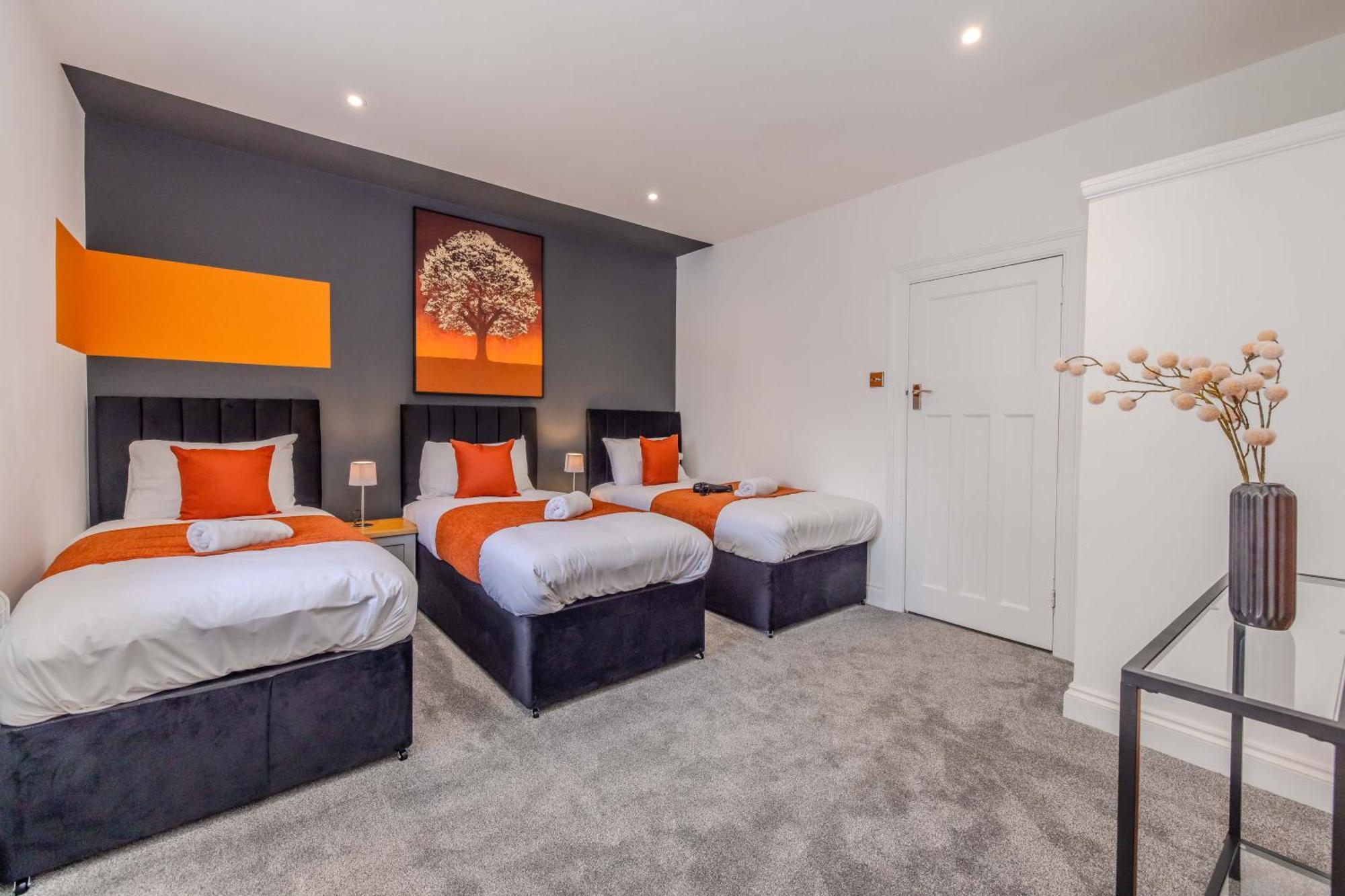 Stylish 3 Bedroom Next To And Shopping Center Apartment