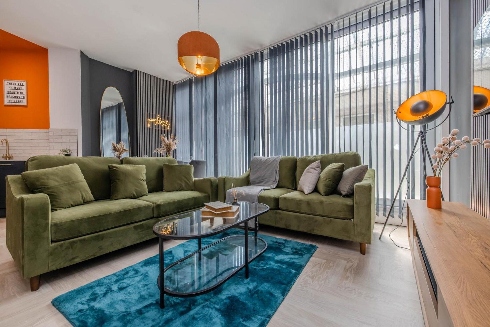 Stylish 3 Bedroom Next To And Shopping Center Apartment Brighton
