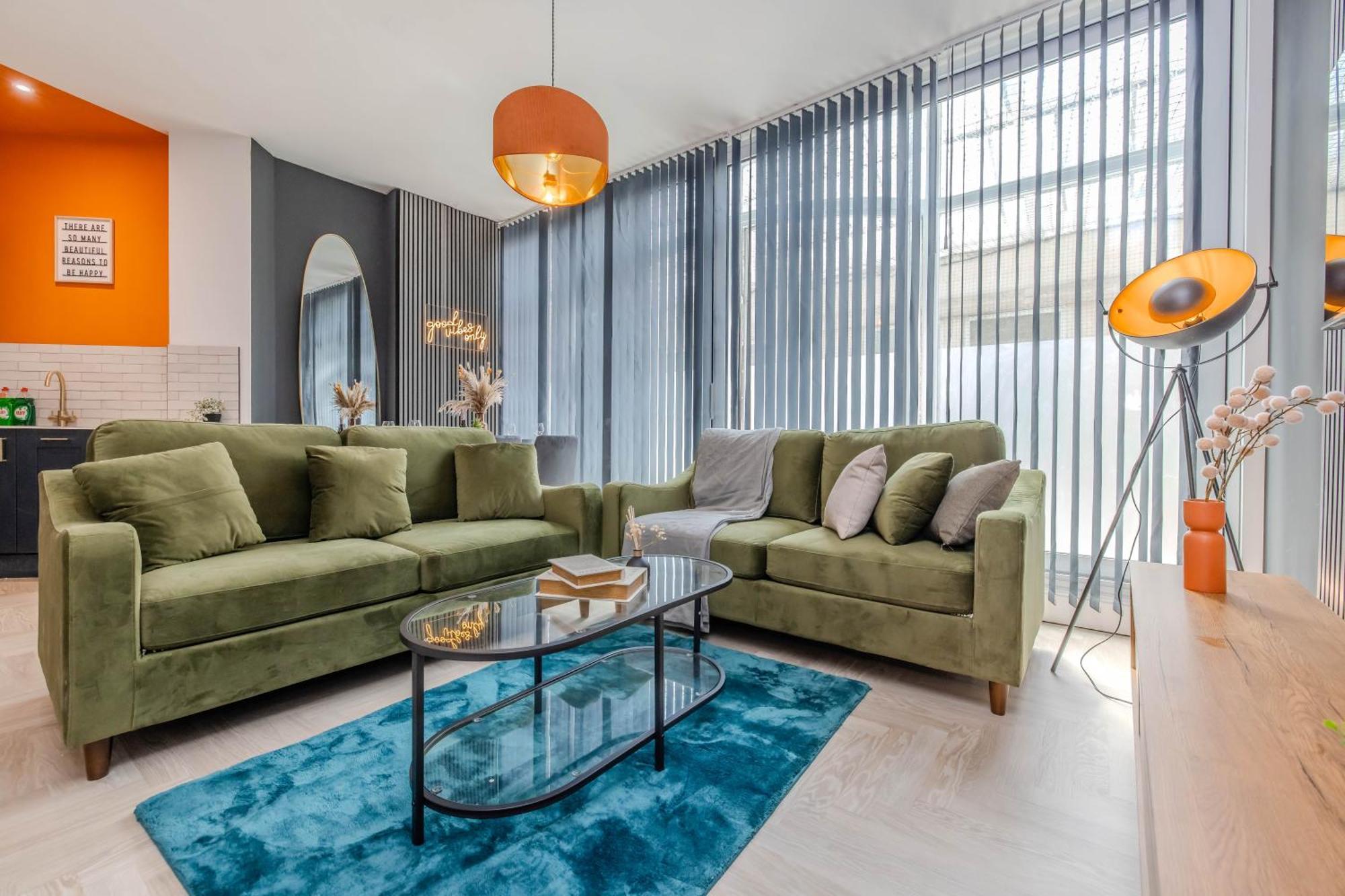Stylish 3 Bedroom Next To And Shopping Center Apartment