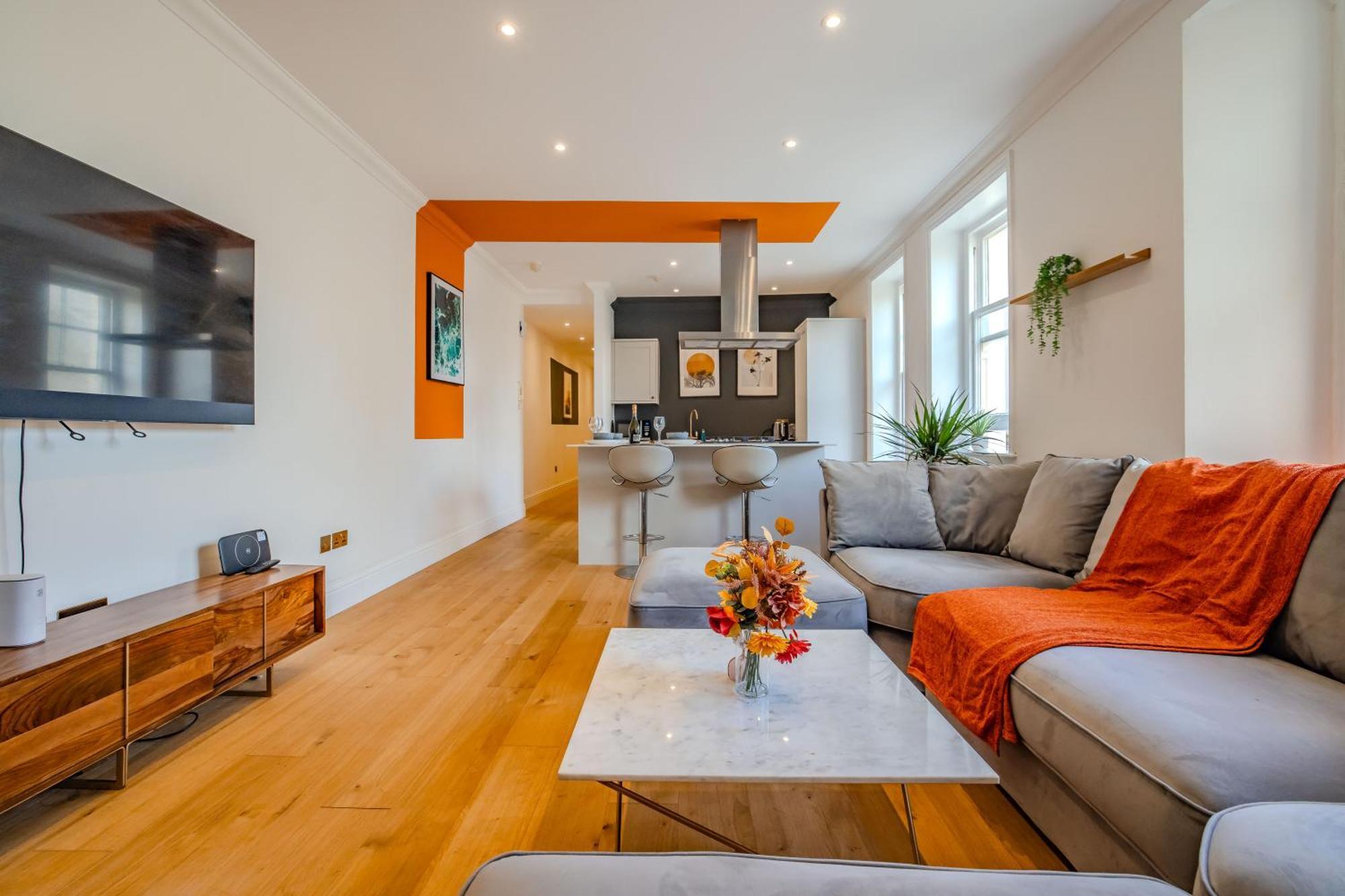Free Parking I Beautiful 2 Bedroom Next To *