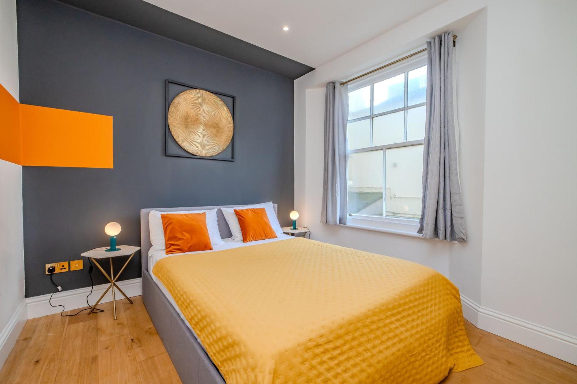 Free Parking I Beautiful 2 Bedroom Next To *