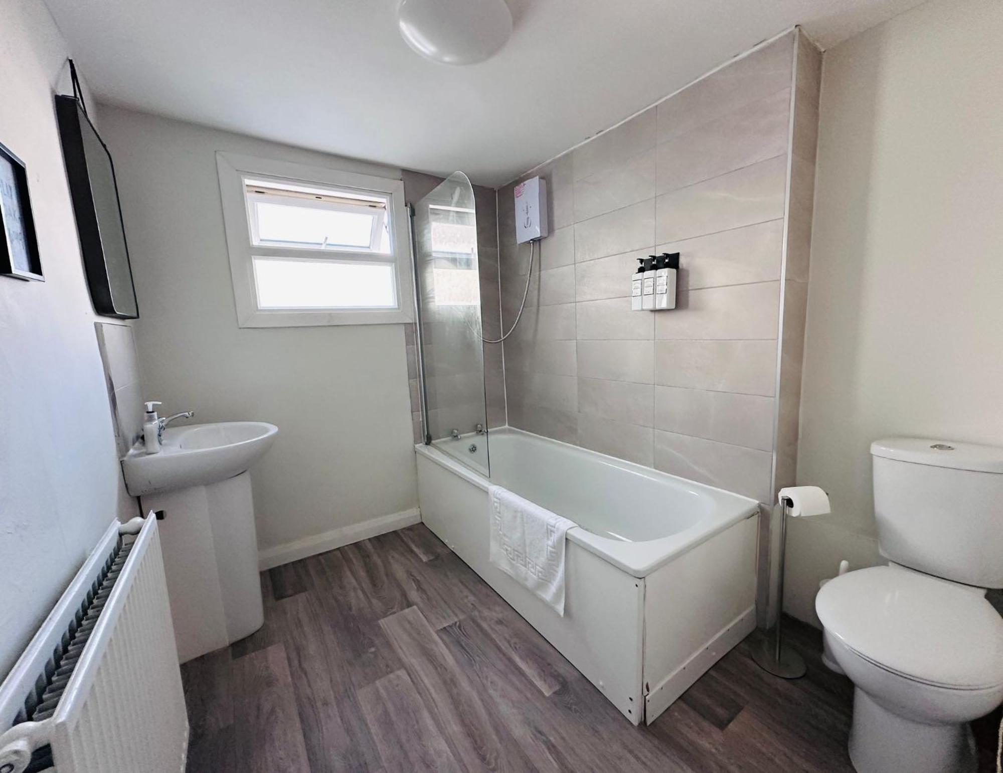 Apartment 3 Bedrooms -5 Minutes Walk From Brighton Train Station - Contractors, Families, And Larger Groups - Sleeps 7