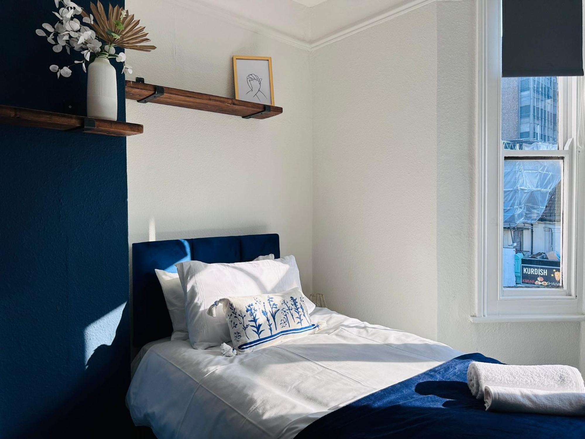 Apartment 3 Bedrooms -5 Minutes Walk From Brighton Train Station - Contractors, Families, And Larger Groups - Sleeps 7