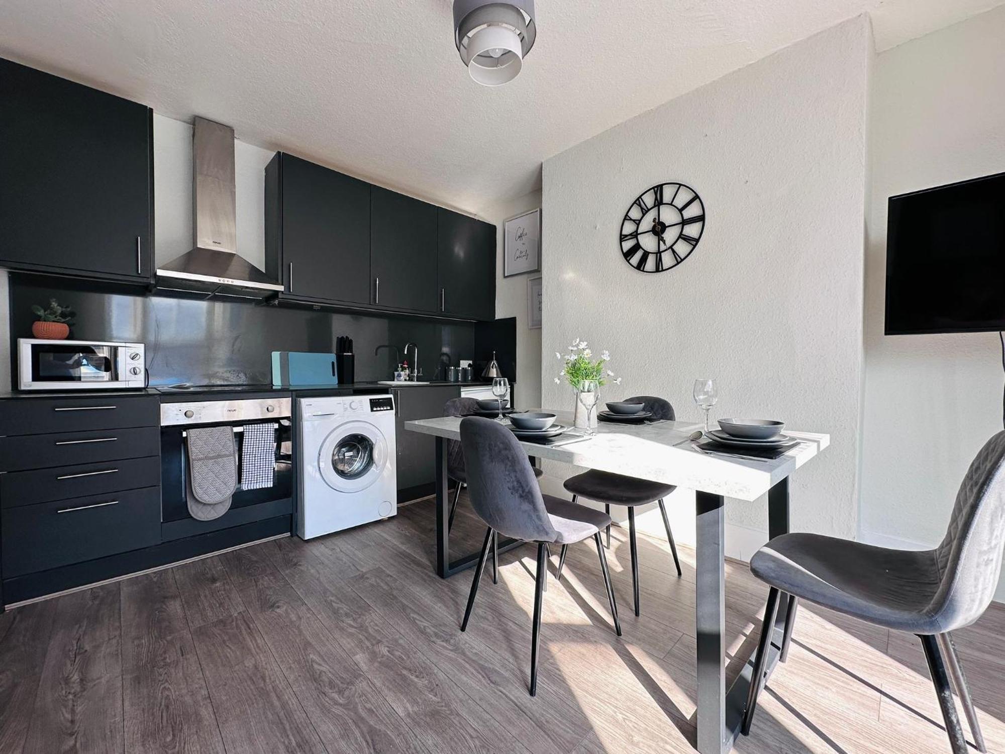 3 Bedrooms -5 Minutes Walk From Brighton Train Station - Contractors, Families, And Larger Groups - Sleeps 7 Brighton