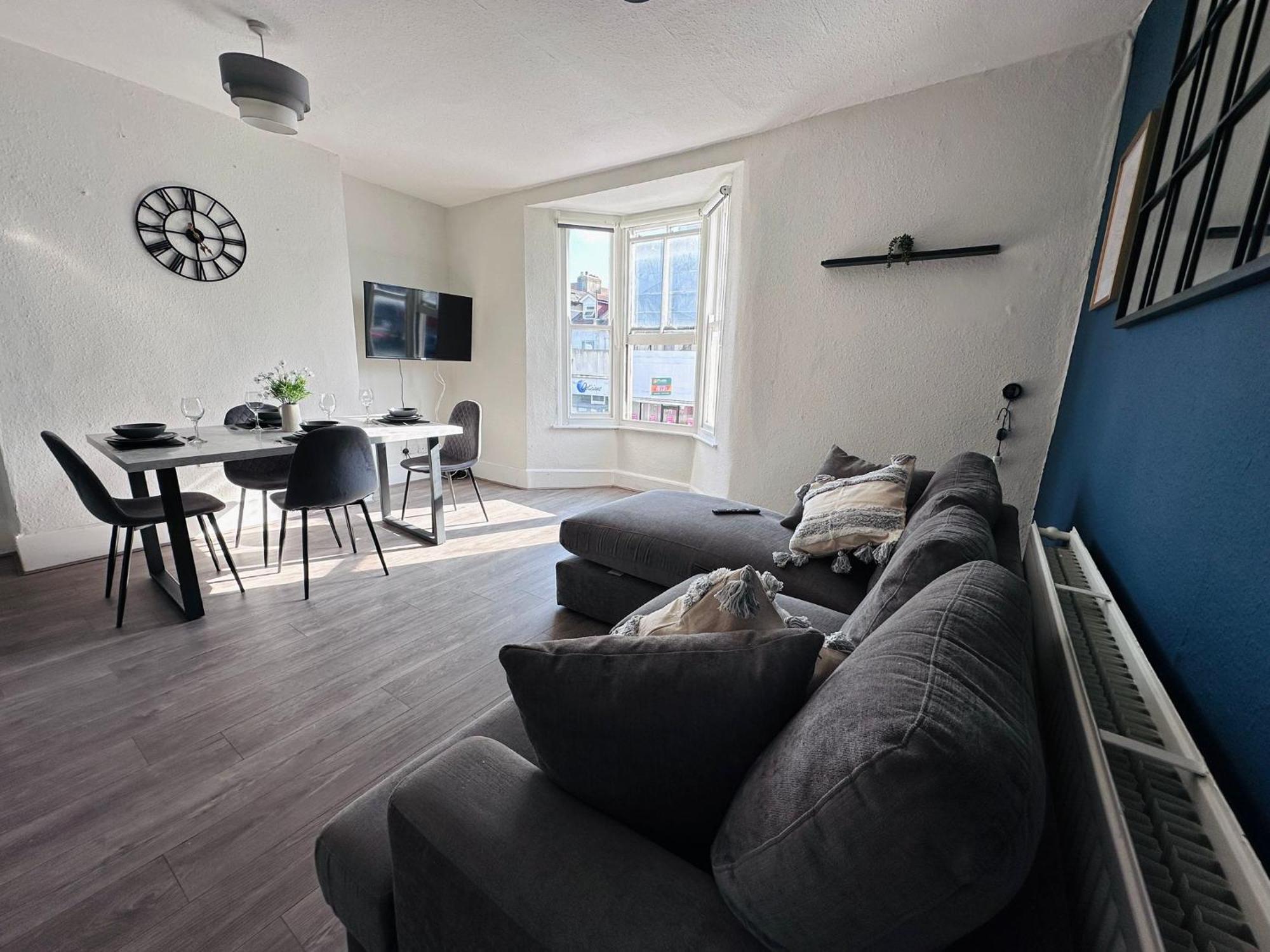 Apartment 3 Bedrooms -5 Minutes Walk From Brighton Train Station - Contractors, Families, And Larger Groups - Sleeps 7