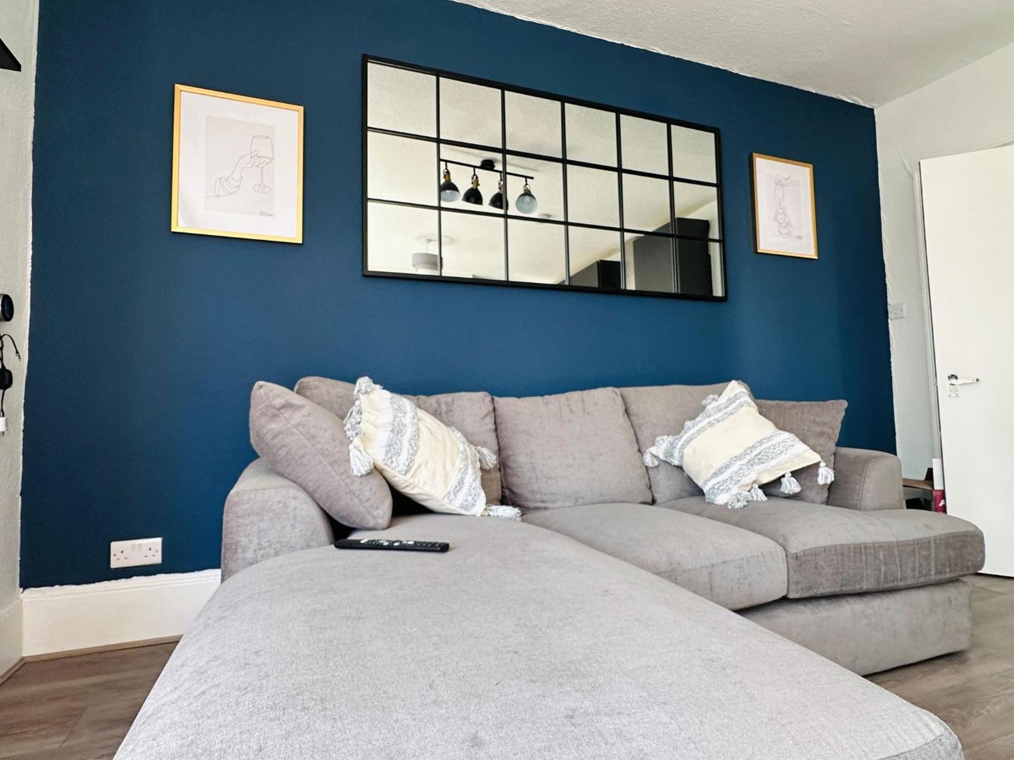 3 Bedrooms -5 Minutes Walk From Brighton Train Station - Contractors, Families, And Larger Groups - Sleeps 7 Apartment *