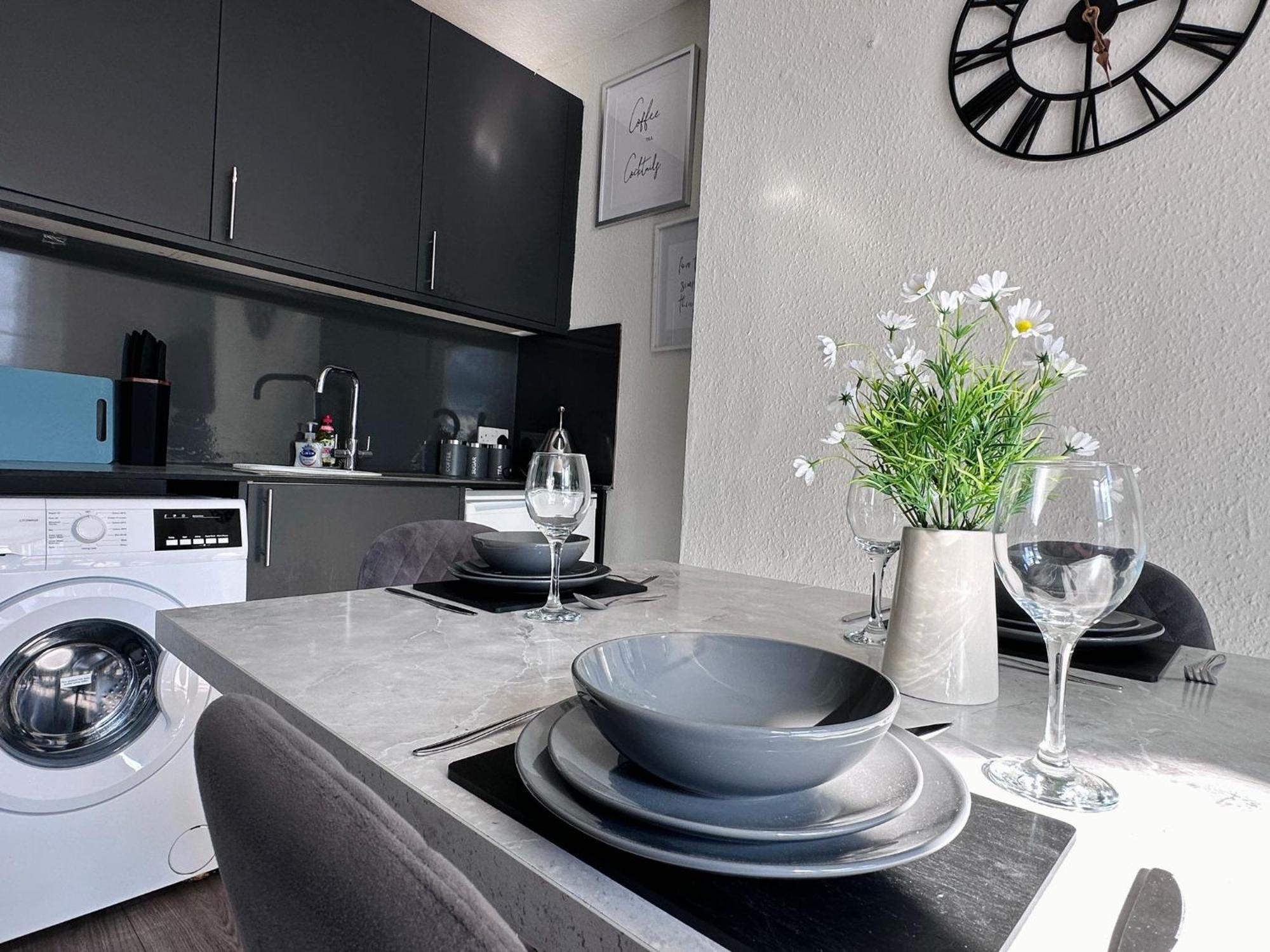 Apartment 3 Bedrooms -5 Minutes Walk From Brighton Train Station - Contractors, Families, And Larger Groups - Sleeps 7 *