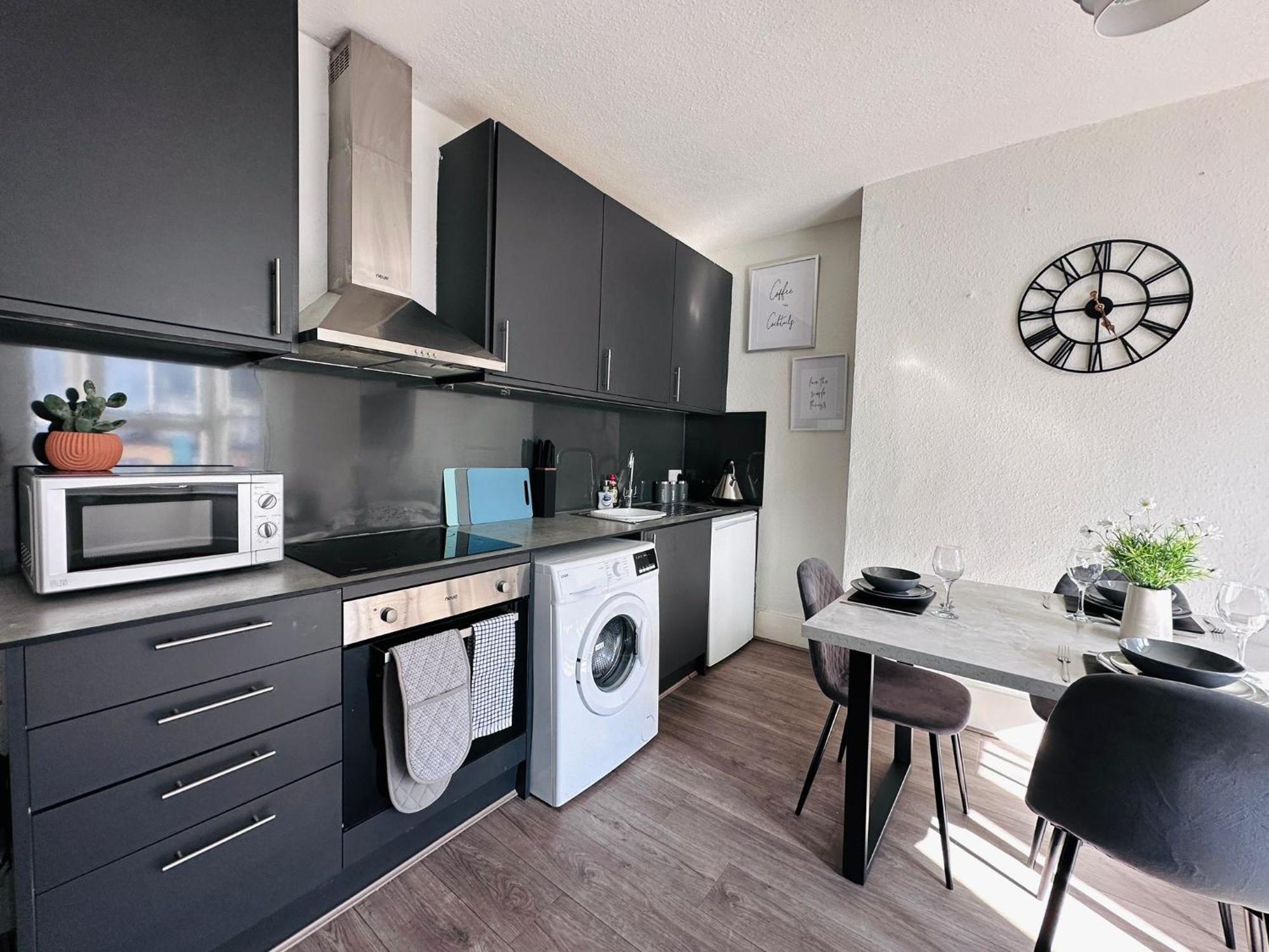3 Bedrooms -5 Minutes Walk From Brighton Train Station - Contractors, Families, And Larger Groups - Sleeps 7 Brighton