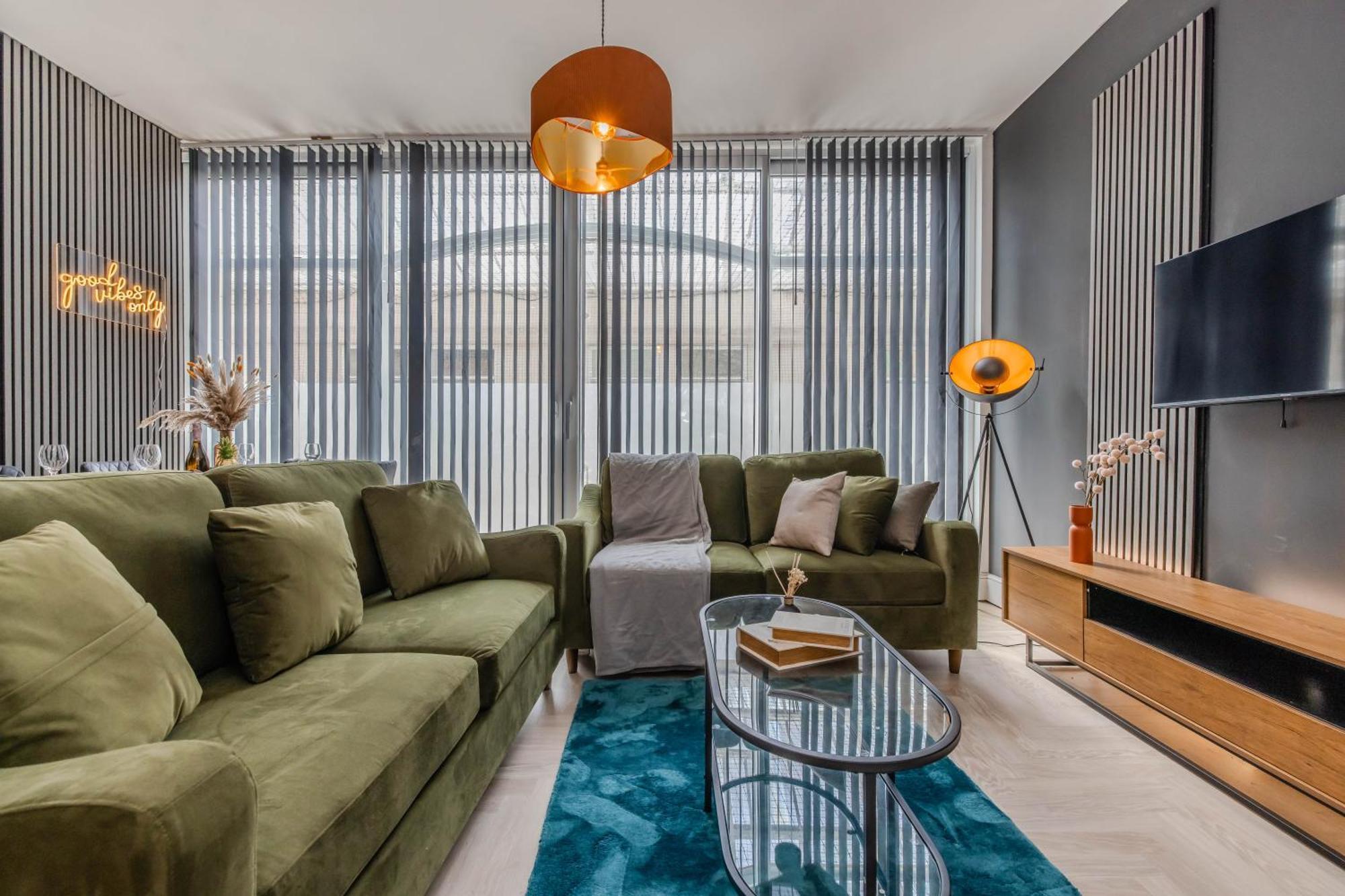 Super 3 Bedroom Flat Next To & Shopping Center Sleep 10 Guests Apartment