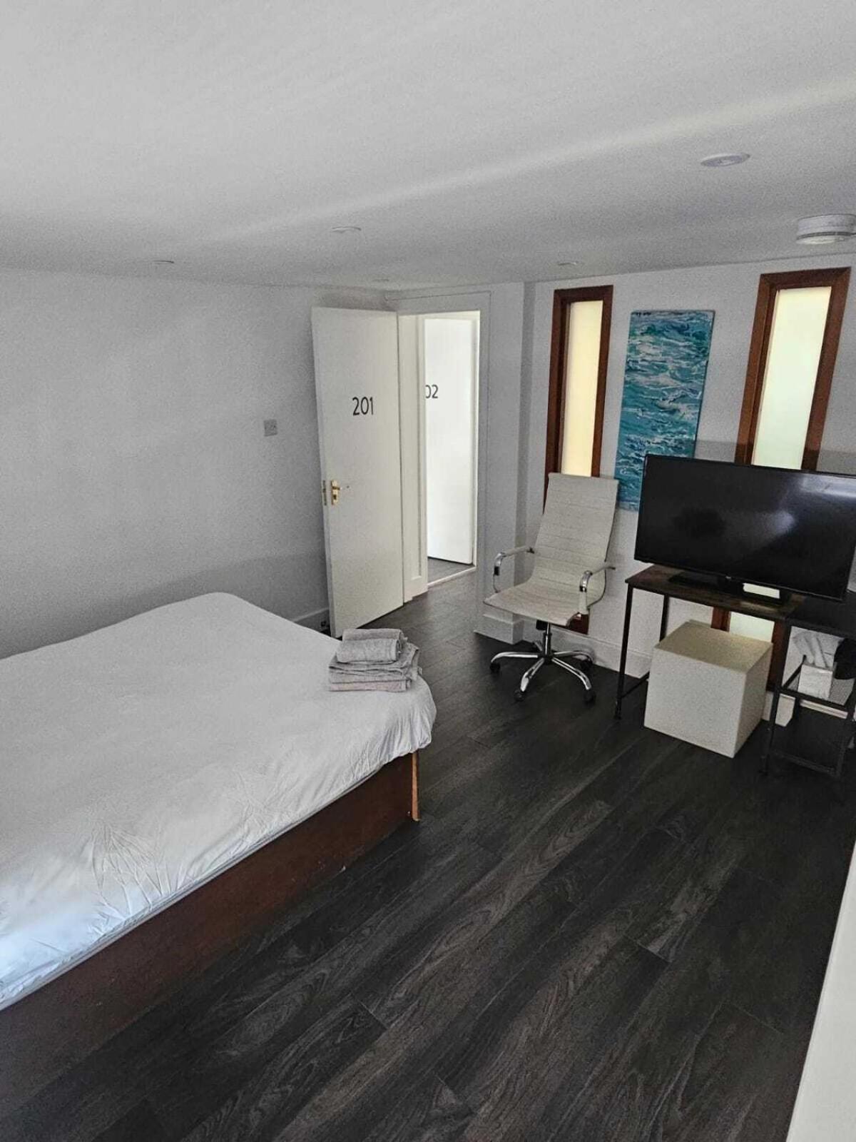Queens Place - 3 Bedroom * Brighton