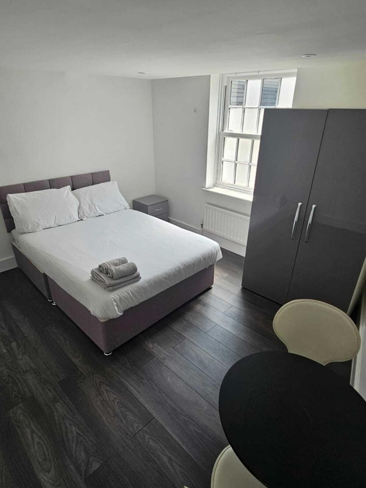 Queens Place - 3 Bedroom * Brighton