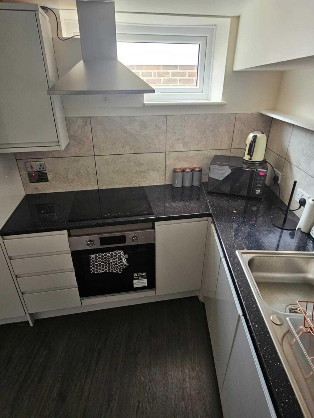 Queens Place - 3 Bedroom Apartment Brighton