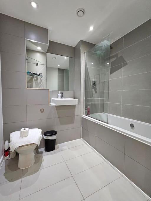 Flash Sale Train Station 2 Bedroom Flat Bn17fle59 Apartment