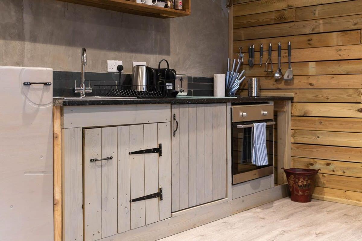 Host & - Grafton Woodshack *