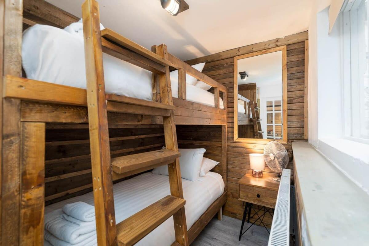 Host & - Grafton Woodshack