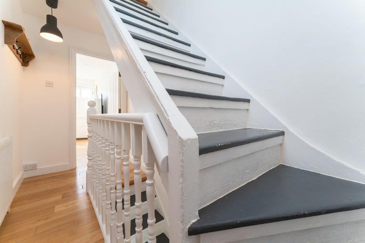 Holiday home Host & - Sunny Terrace On Robert Street *