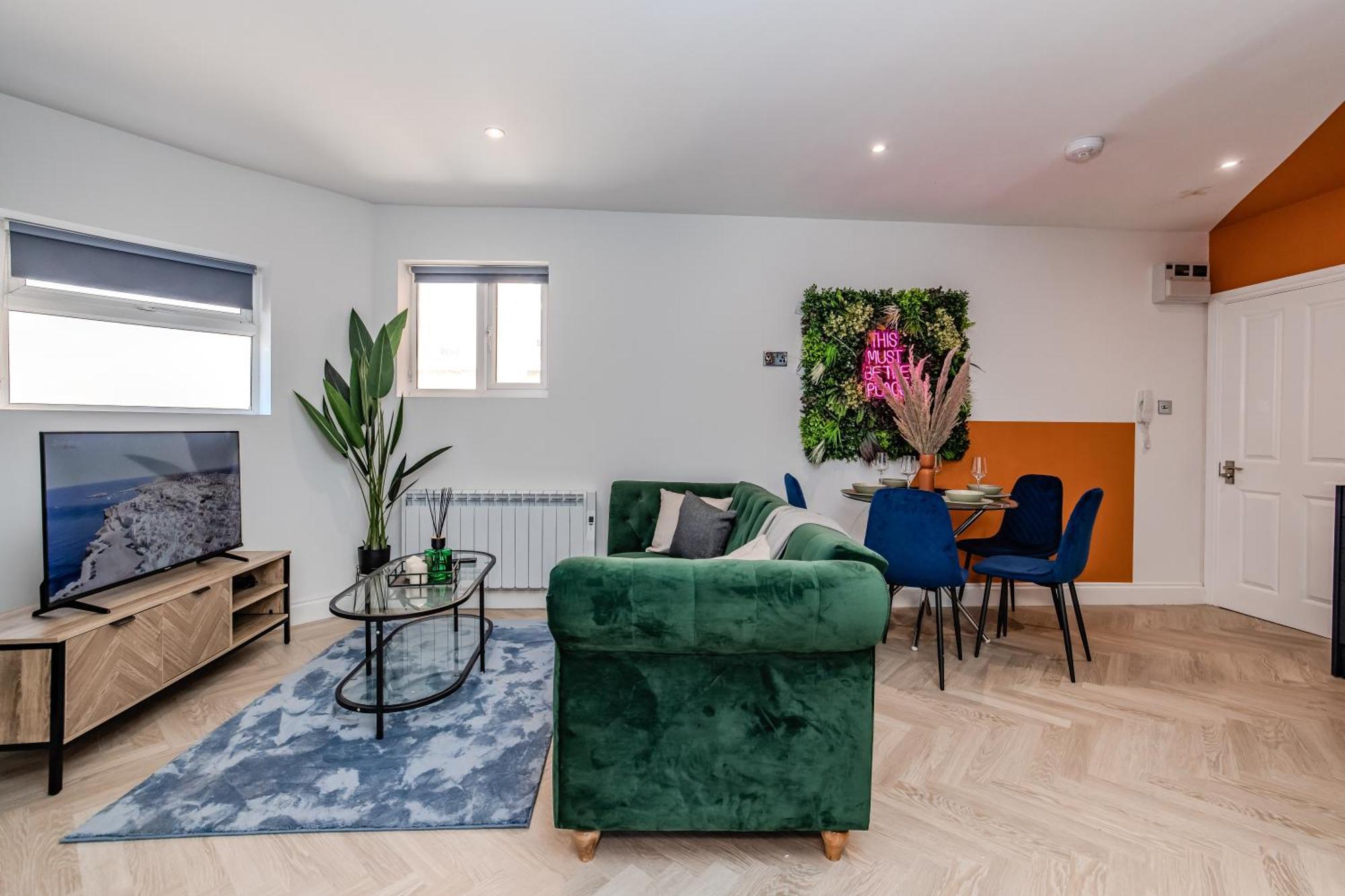Super 2 Bedroom Flat Next To Shopping Center &
