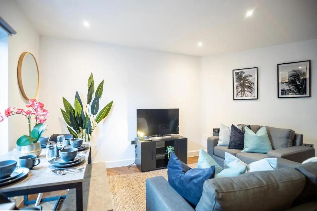 Amazing 2 Bedroom Flat Next To Station