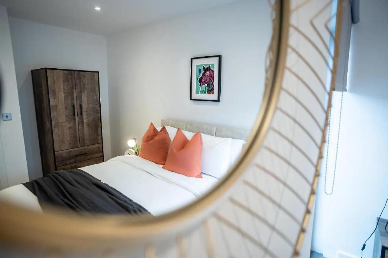 Amazing 2 Bedroom Flat Next To Station Apartment