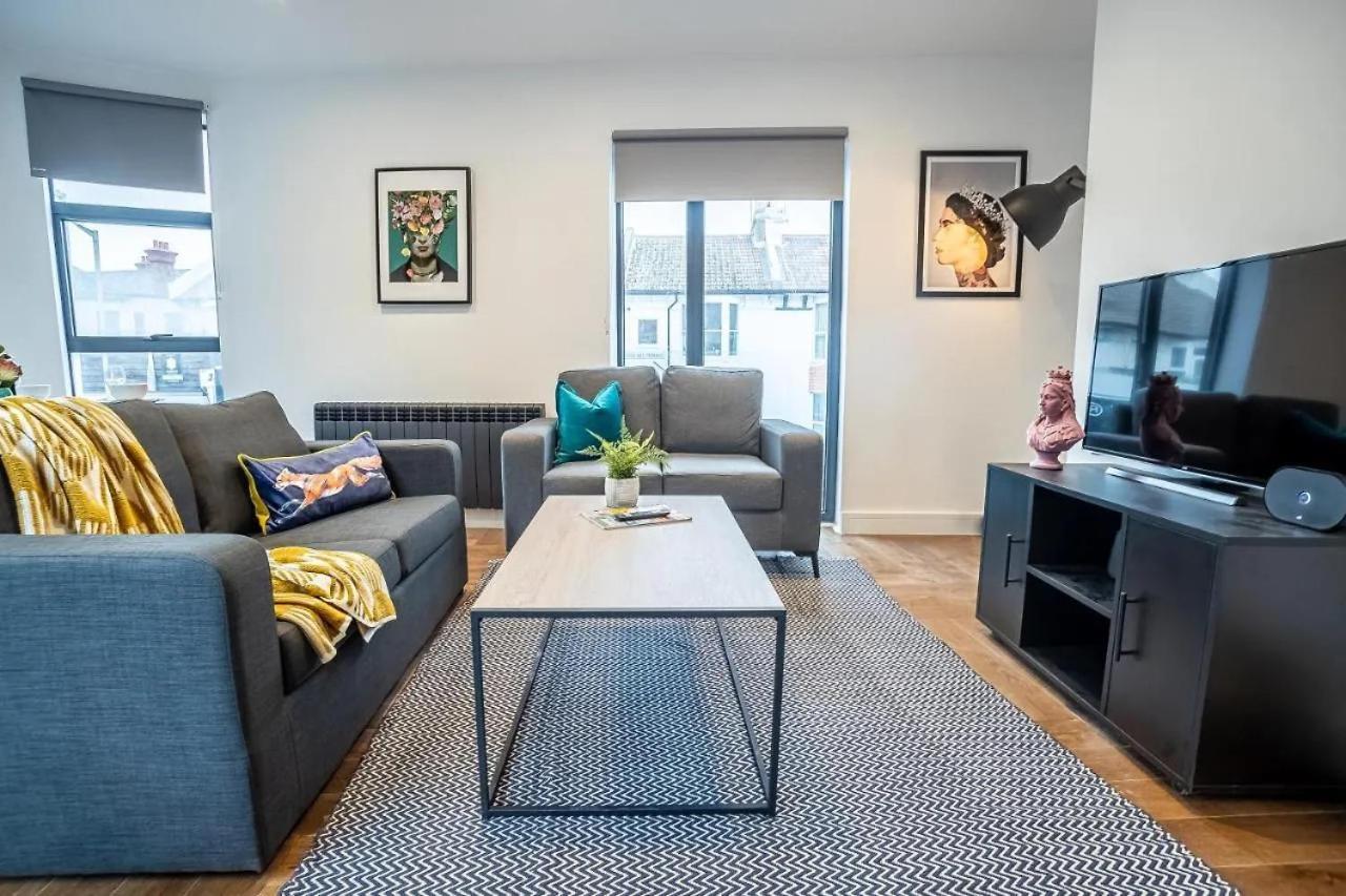 Amazing 2 Bedroom Flat Next To Station Apartment