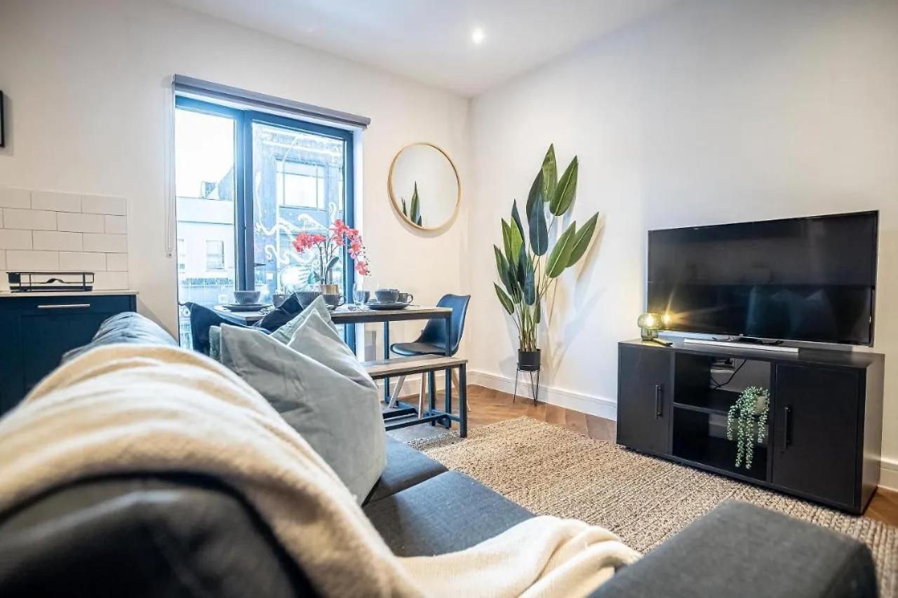 Amazing 2 Bedroom Flat Next To Station *