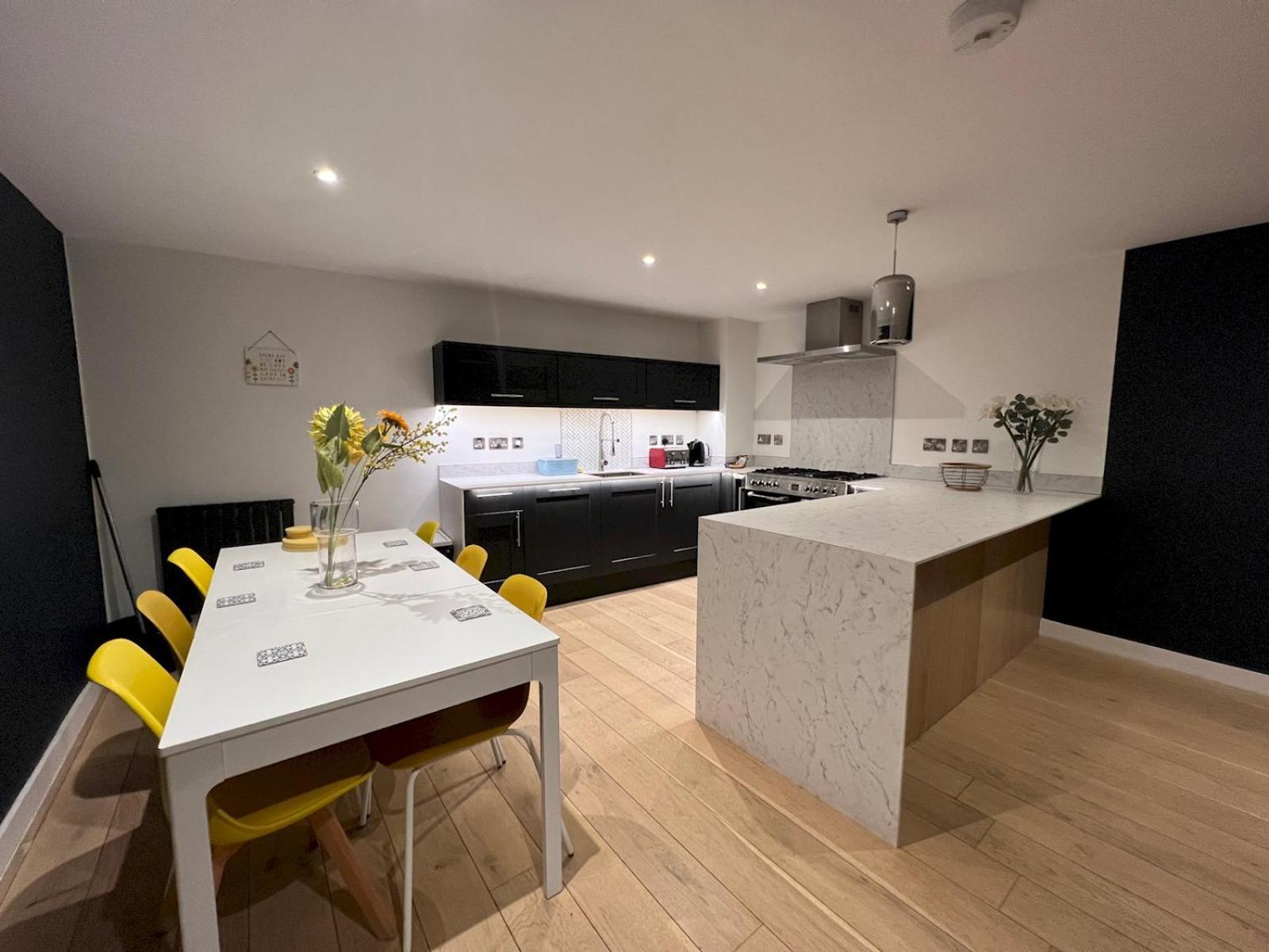Large Contemporary Lanes Pass The Keys Apartment *