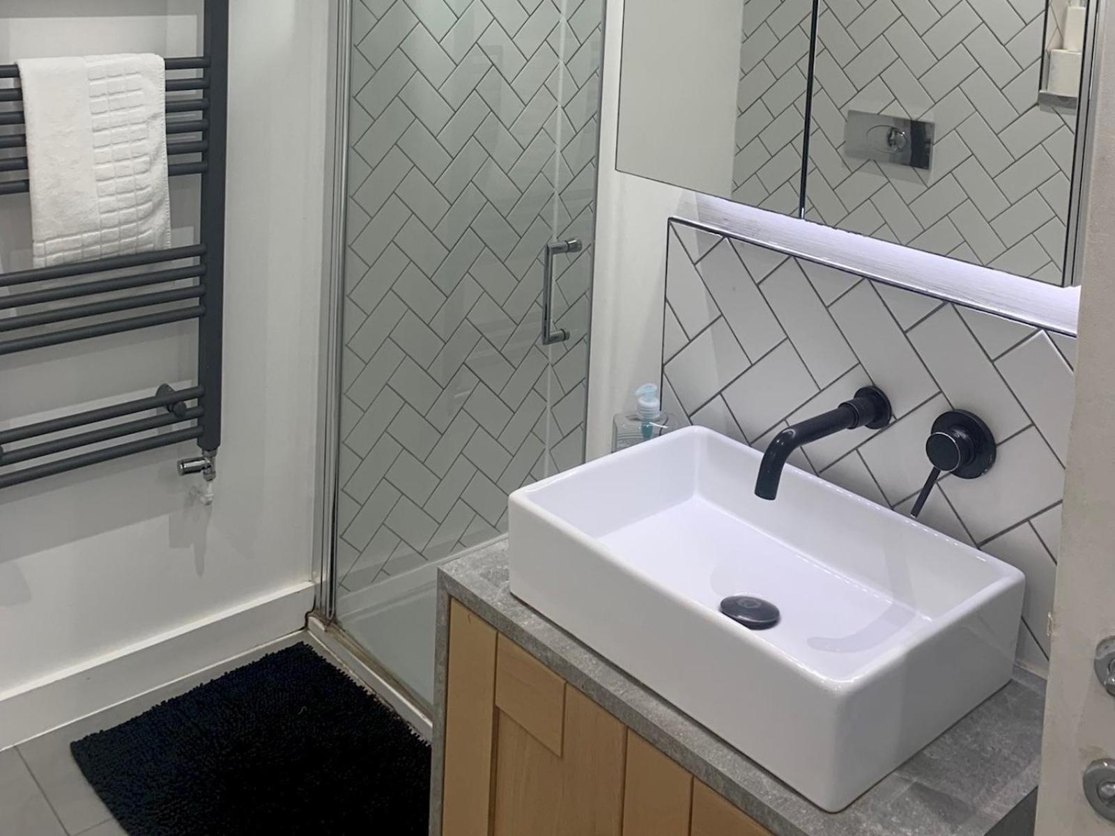 Large Contemporary Lanes Pass The Keys Apartment Brighton