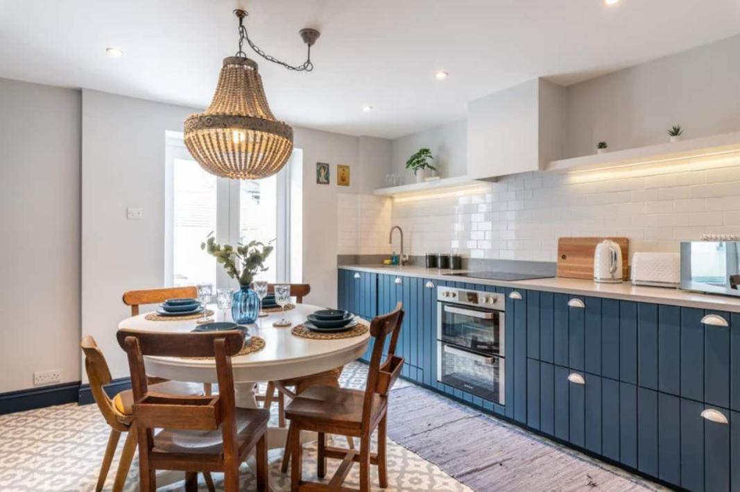 Four Bedroom House By Brookland Serviced Short Lets & With Free Wifi Holiday home *