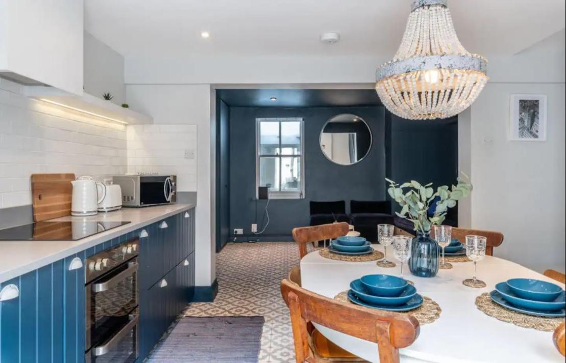Four Bedroom House By Brookland Serviced Short Lets & With Free Wifi
