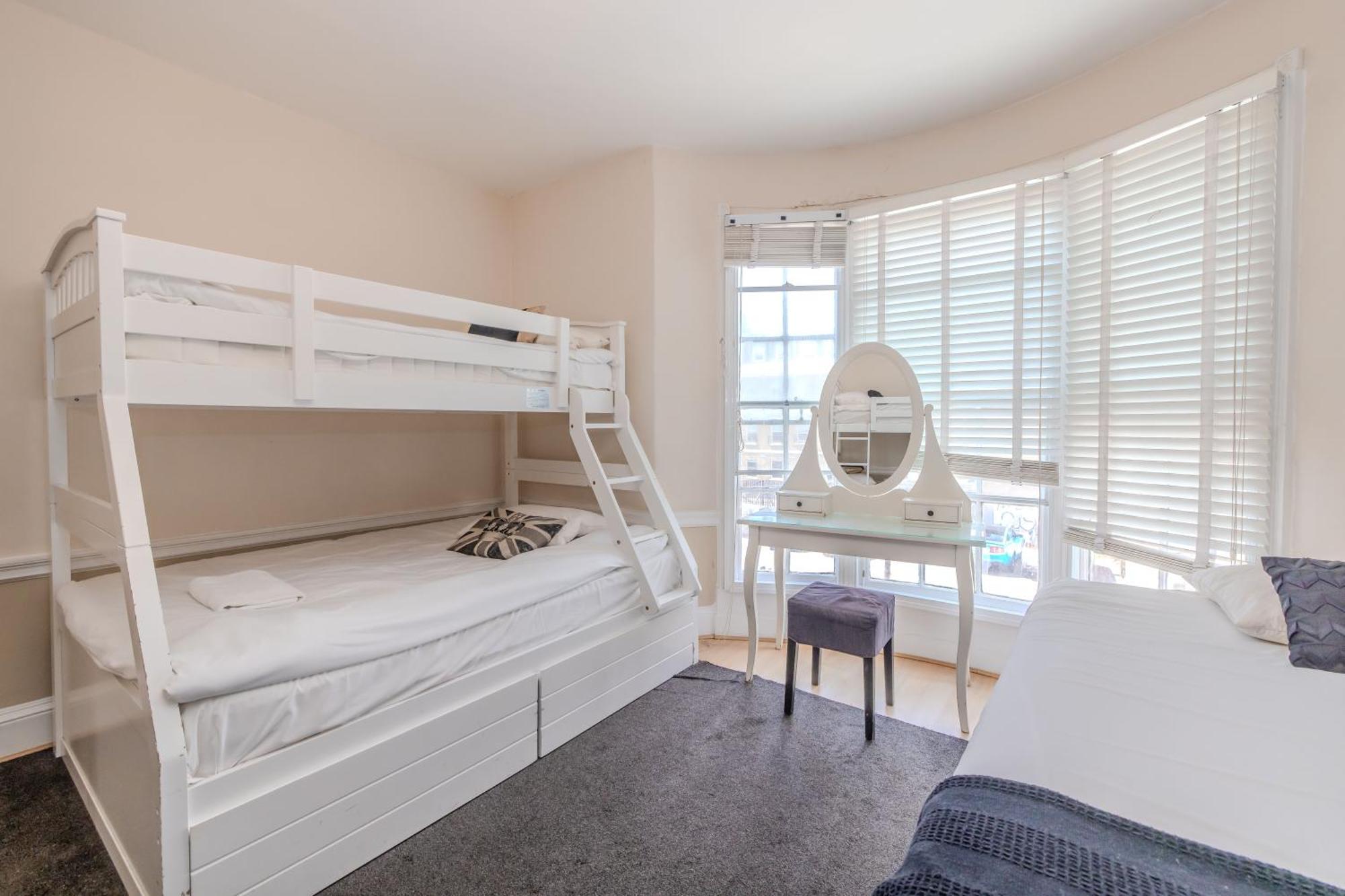 Apartment Perfect Seaside Getaway I Big Town House Next To I First Choice For Big Group & Family Brighton