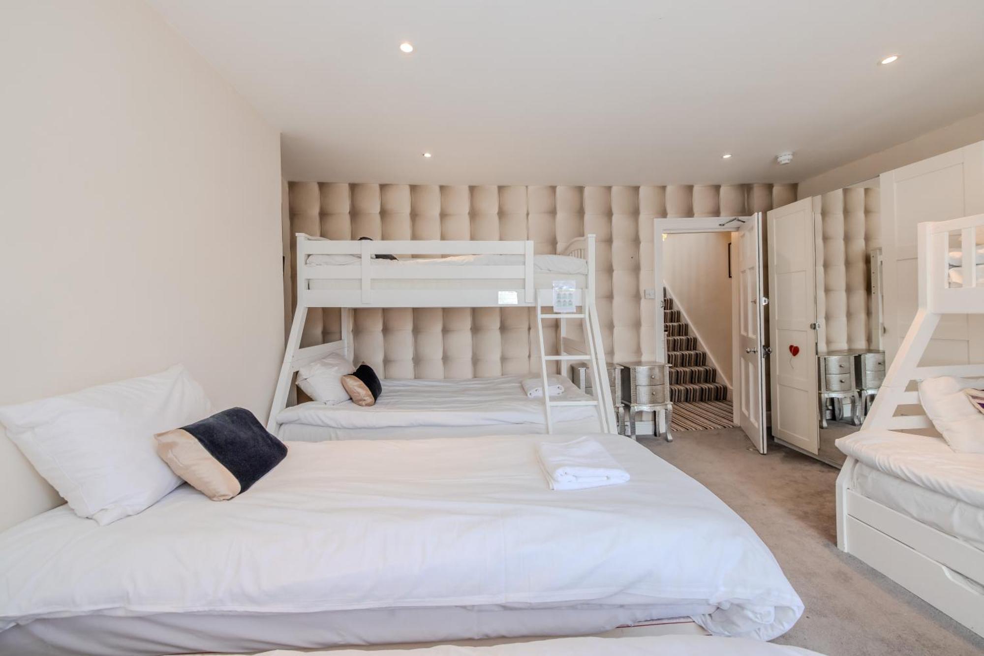 Apartment Perfect Seaside Getaway I Big Town House Next To I First Choice For Big Group & Family