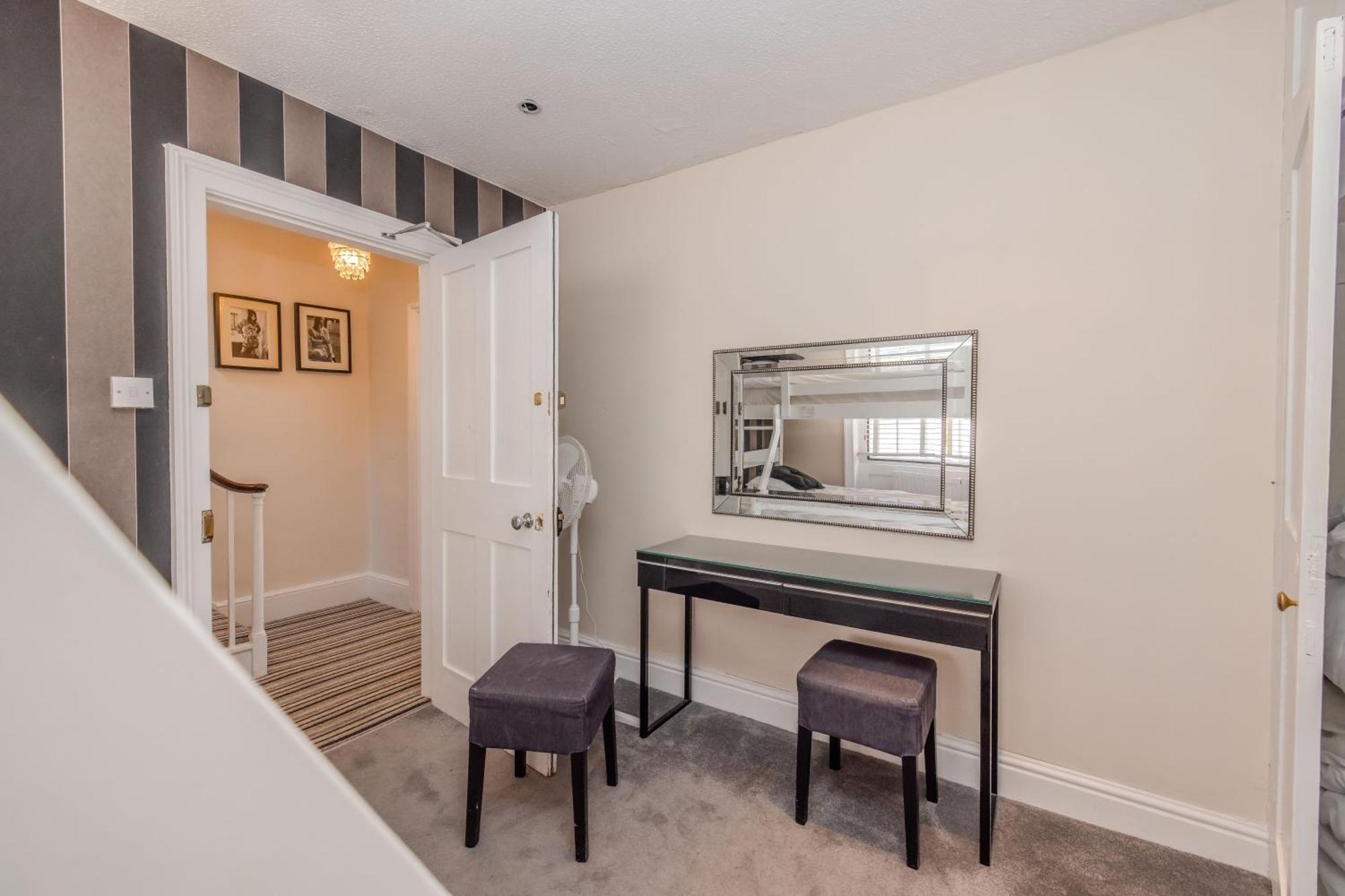 Apartment Perfect Seaside Getaway I Big Town House Next To I First Choice For Big Group & Family Brighton