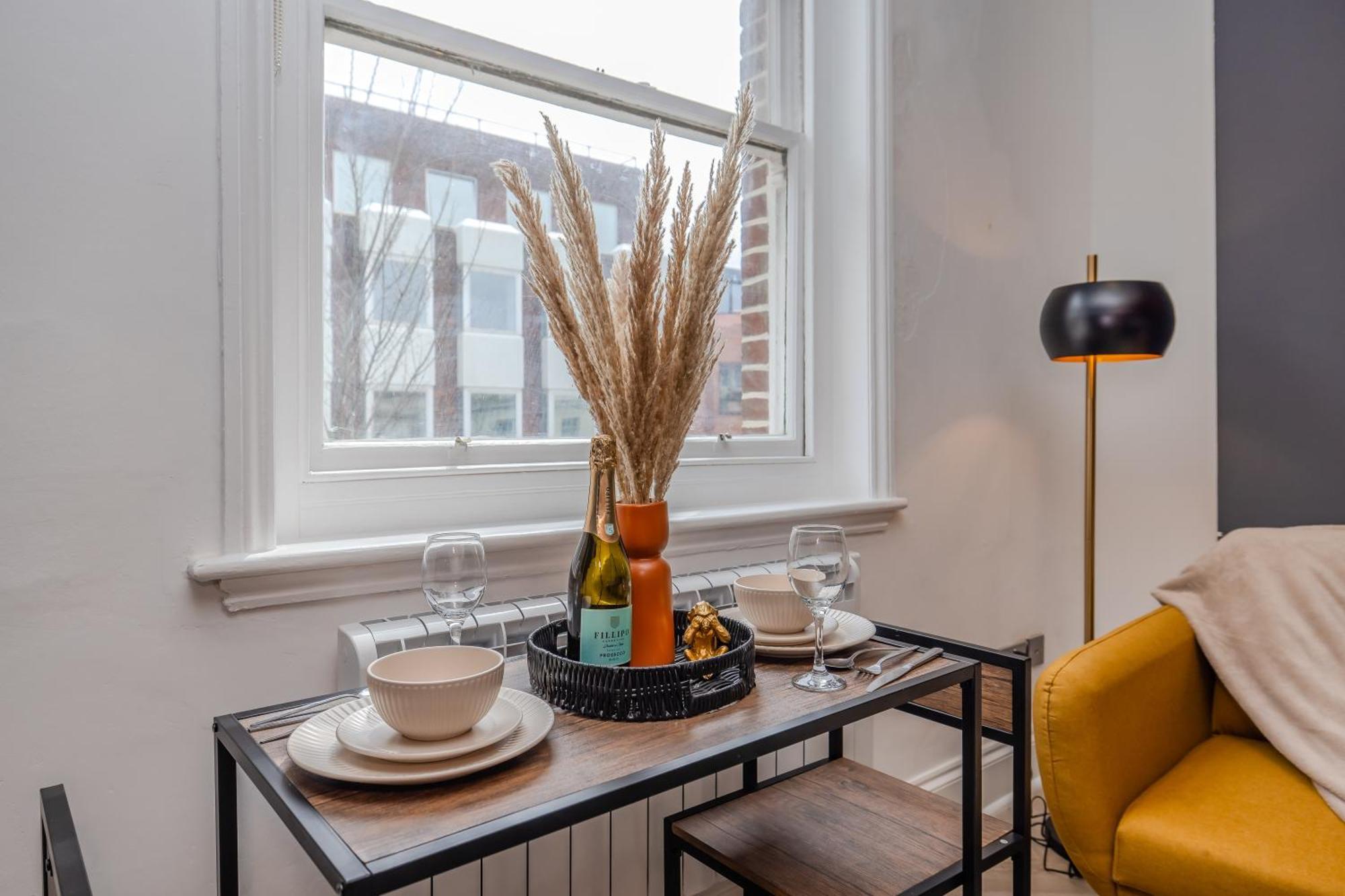 Beautiful 1 Bedroom Flat Next To Station & Apartment