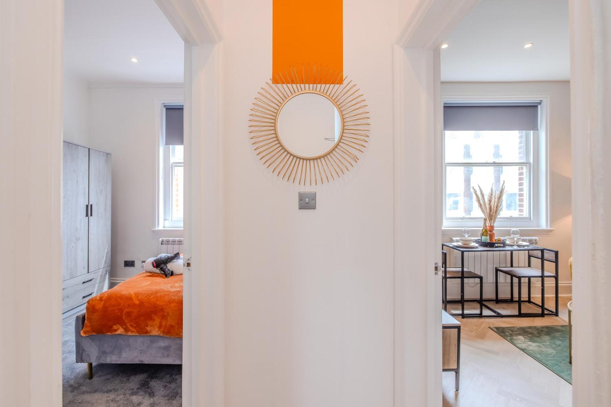 Beautiful 1 Bedroom Flat Next To Station &