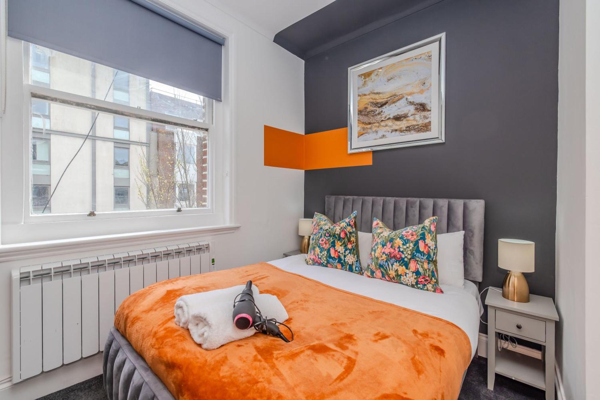 Beautiful 1 Bedroom Flat Next To Station &