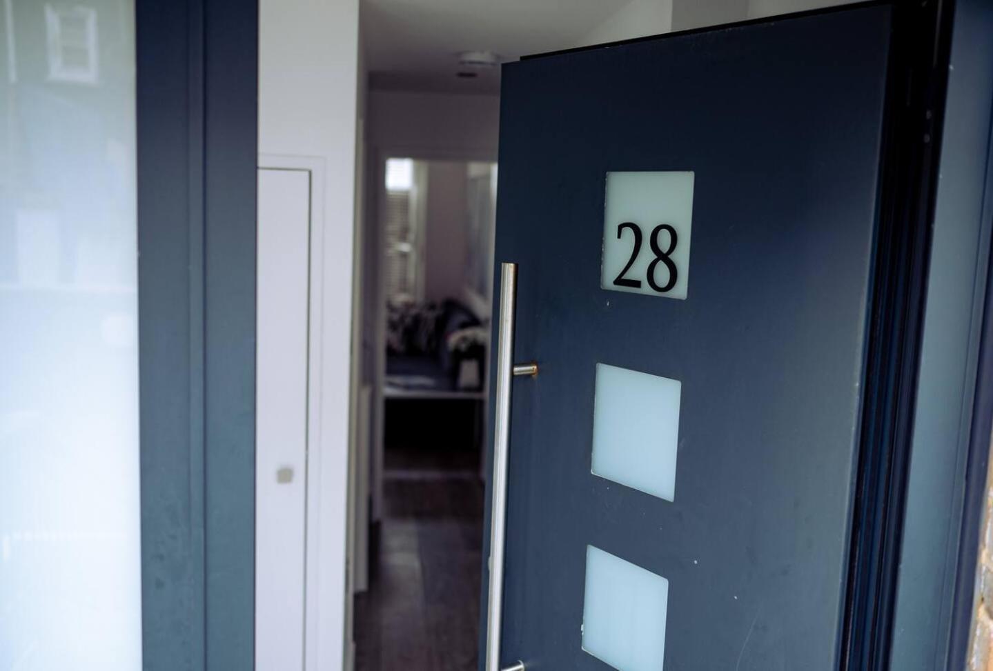 Townhouse Modern Mews Pass The Keys Apartment