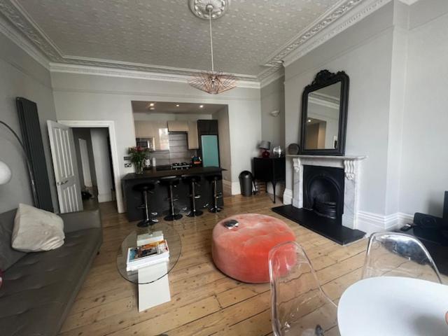 Elegant Central 2 Bed With Garden Apartment *