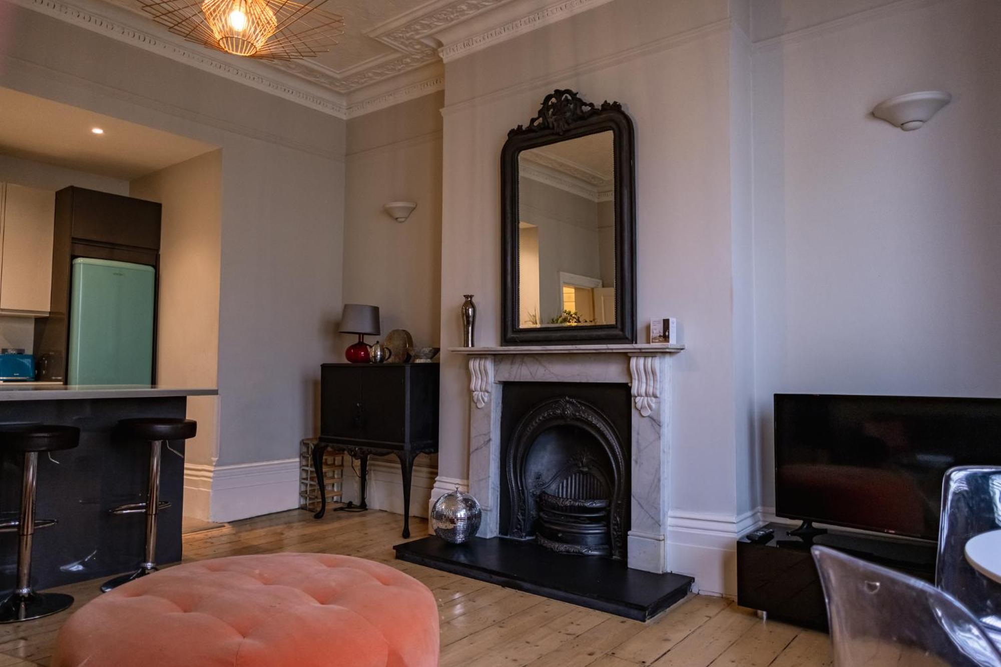 Elegant Central 2 Bed With Garden Apartment