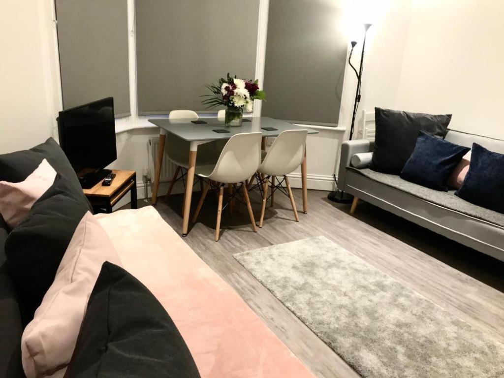 2 Bed 2 Bath & Terrace Holiday home *
