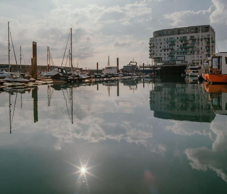 Tiny Floating With Marina Views Apartment *