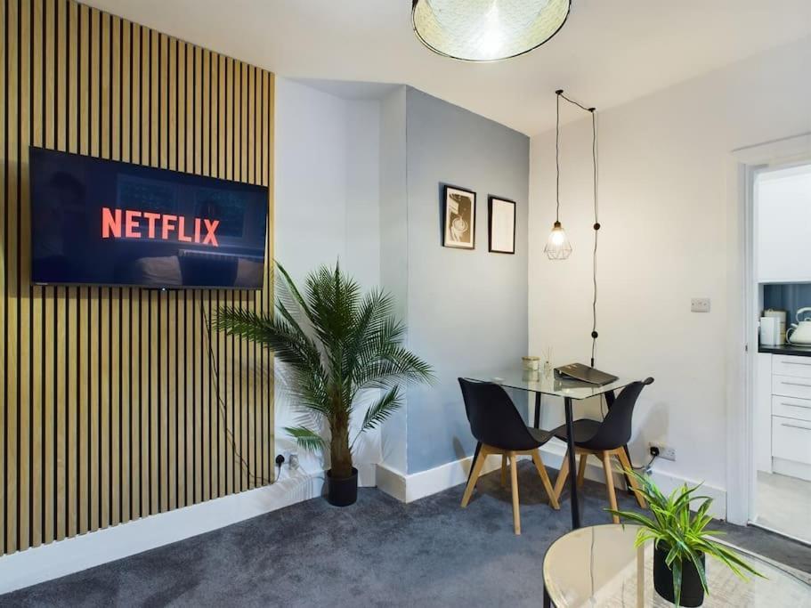 Stylish Maisonette With Hot Tub Apartment *