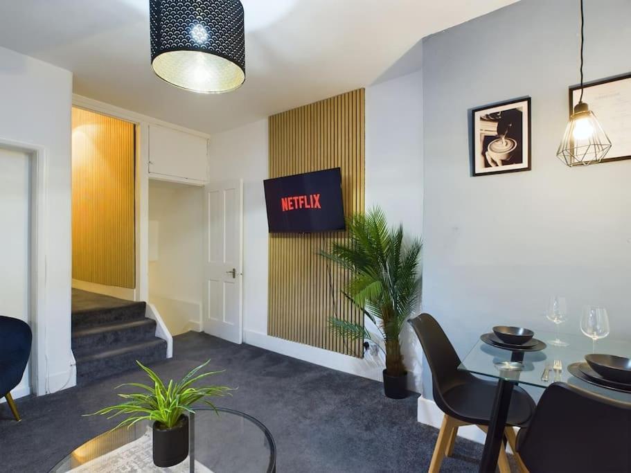 Stylish Maisonette With Hot Tub *